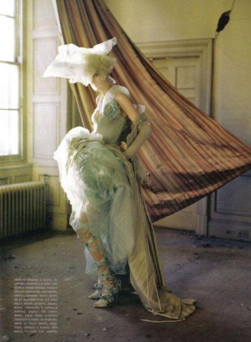 stella-tennant-imogen-morris-clarke-by-tim-walker-for-vogue-italy-march-2010-lady-grey-03