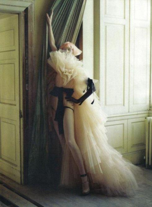 stella-tennant-imogen-morris-clarke-by-tim-walker-for-vogue-italy-march-2010-lady-grey-04
