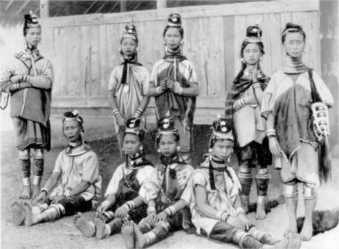 Scott's_portrait_of_Padaung_'giraffe_women'_in_the_1890s