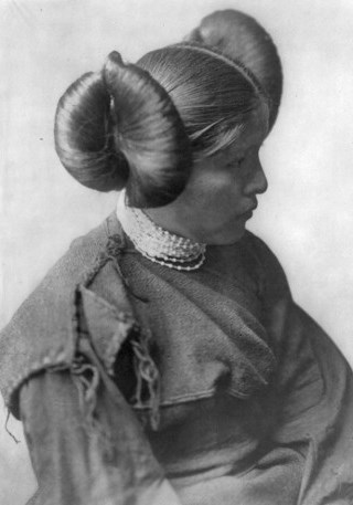 At-left-Yellow-Bull-of-the-Nez-Perce_-At-right-a-Hopi-Girl-ca_-1905_-Library-of-CongressEdward-S_-Curtis-650x457