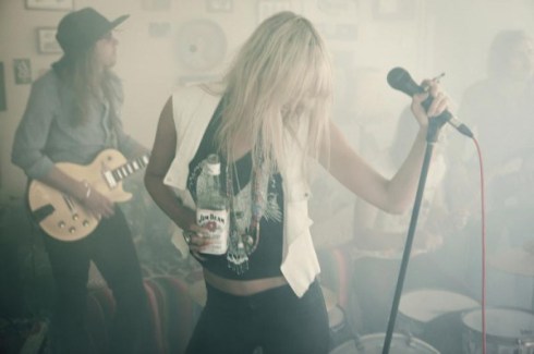 Maddie-Daisy-Dixon-for-Lovecat-Magazine-08-600x399