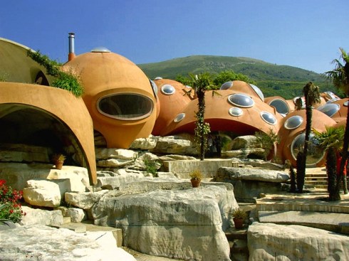 Pierre-Cardin’s-Bubble-House-by-Antti-Lovag-designrulz-1
