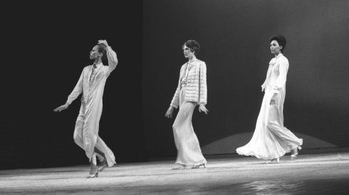 Models show designs by Oscar de la Renta at the 1973 Versailles show
