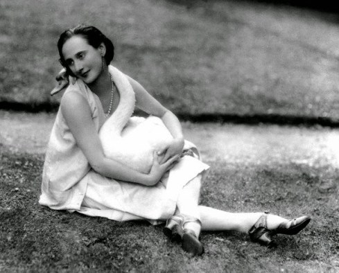 Anna-Pavlova-and-her-swan-Jack-3